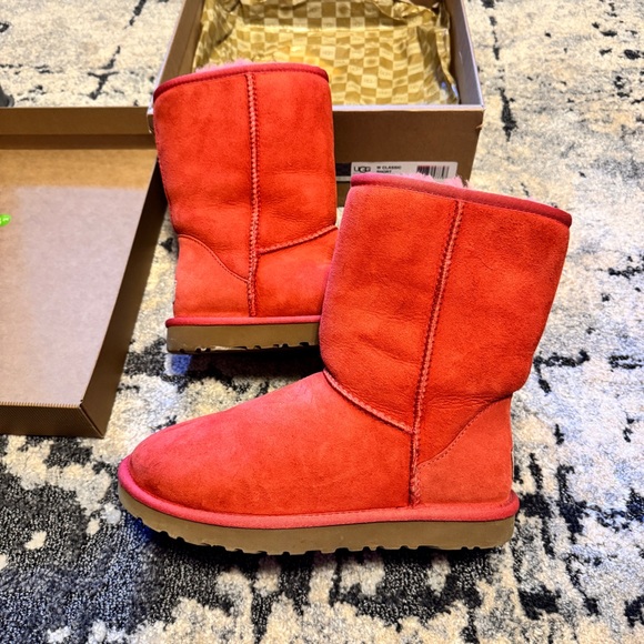 UGG Classic Short in Limited Edition Coral | Women’s Size 7 - Picture 3 of 9
